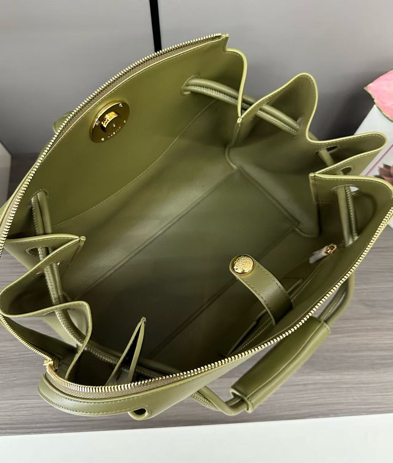 Sac Loewe Madrid en veau Vert olive