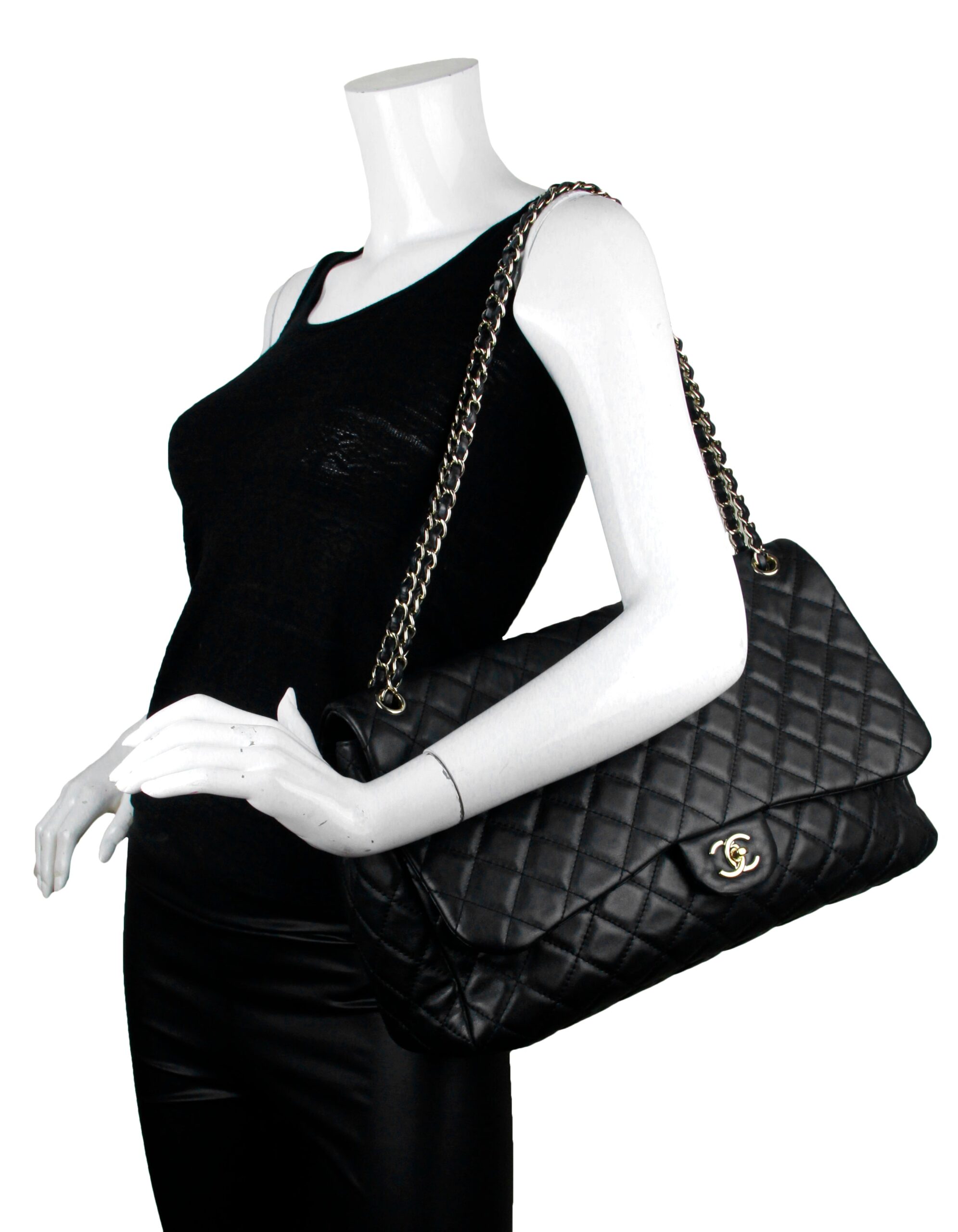 Chanel Sac à rabat XXL Airlines matelassé en cuir Noir