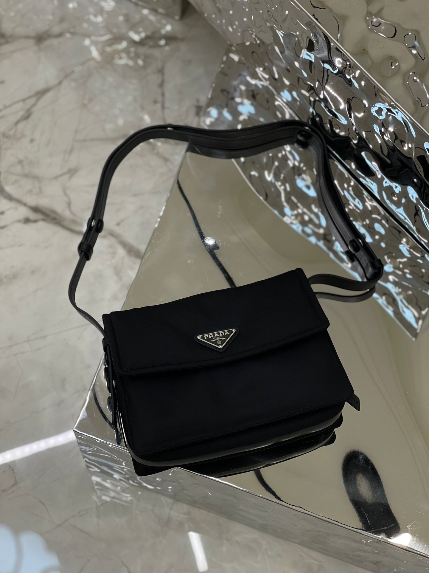 MOYEN SAC PRA CINI 23 EN NYLON NOIR AVEC BANDOULIÈRE