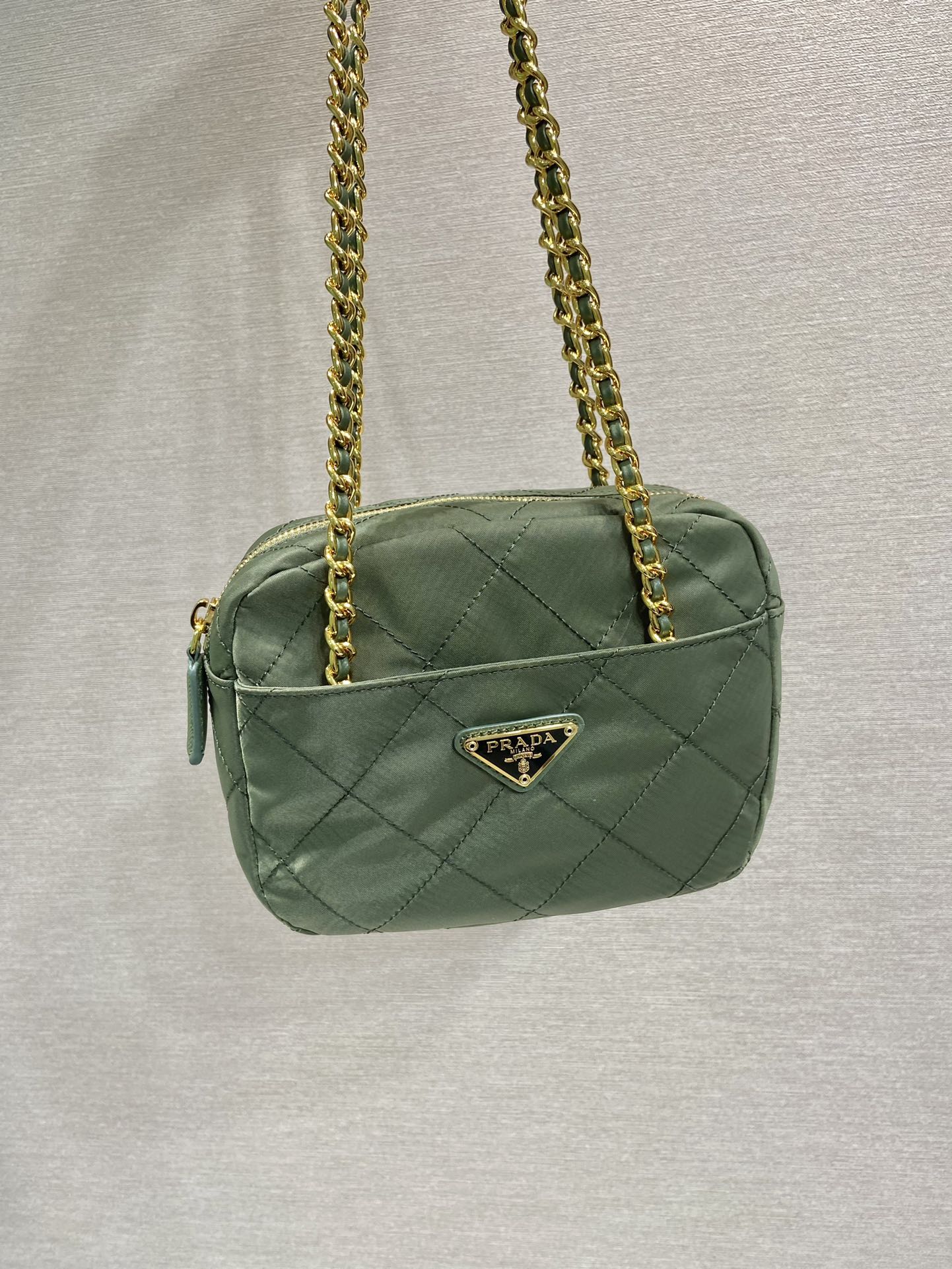 QUILTED HOBO BAG 19 EN NYLON VERT QUINCAILLERIE DORÉE