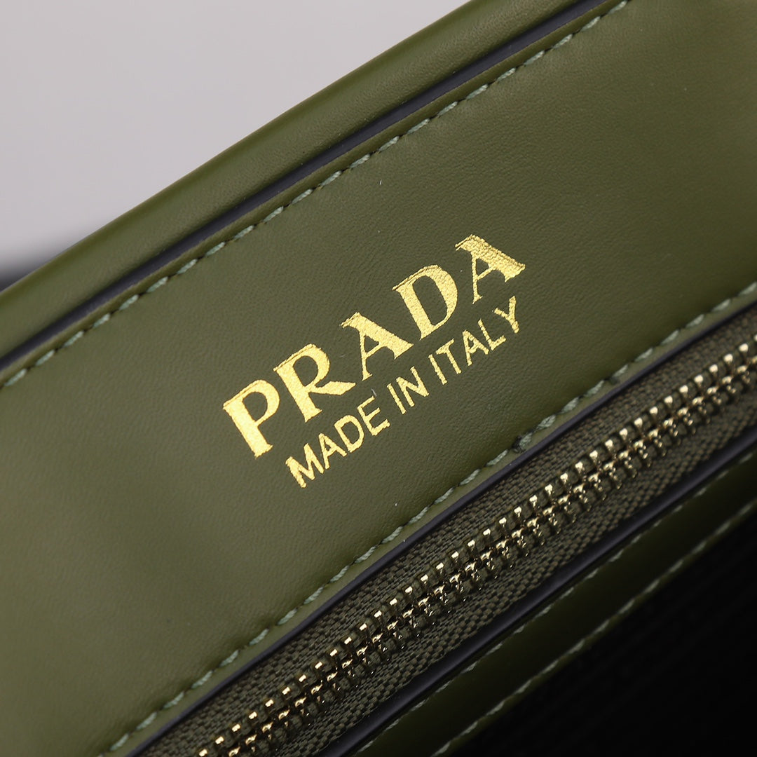 PRA LARGE 39 TOTE IN OLIVE GREEN CALFSKIN Quincaillerie or