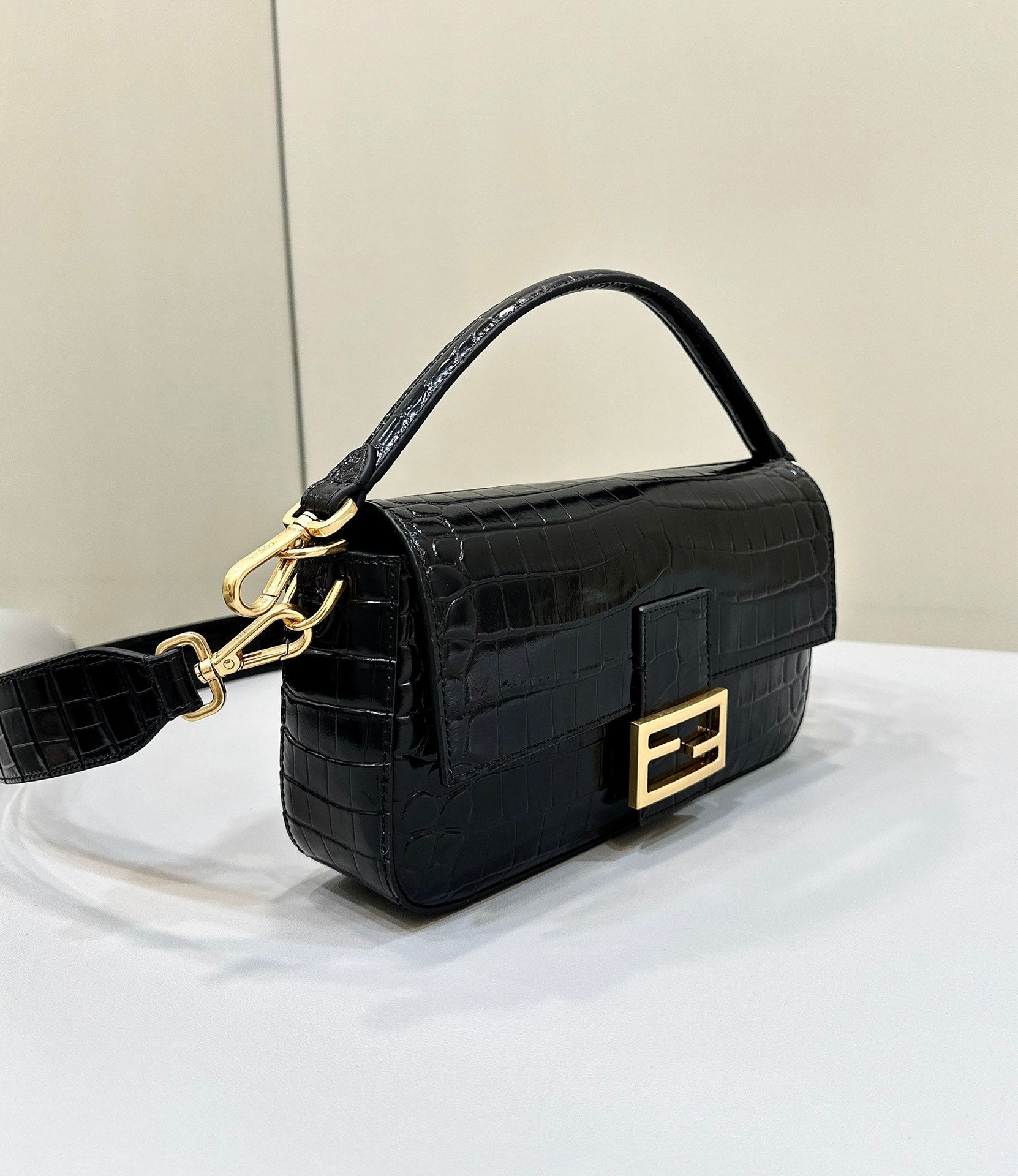 BAGUETTE 27 IN Noir CROCODILE PATTERN GLOSSY Cuir de veau Finitions dorées
