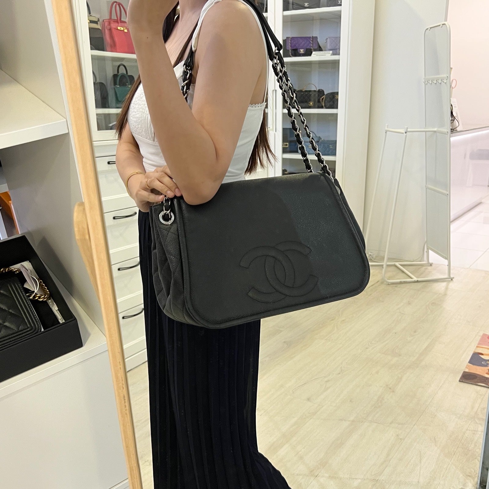 Chanel Maxi Accordion Sac bandoulière en Noir Caviar et SHW