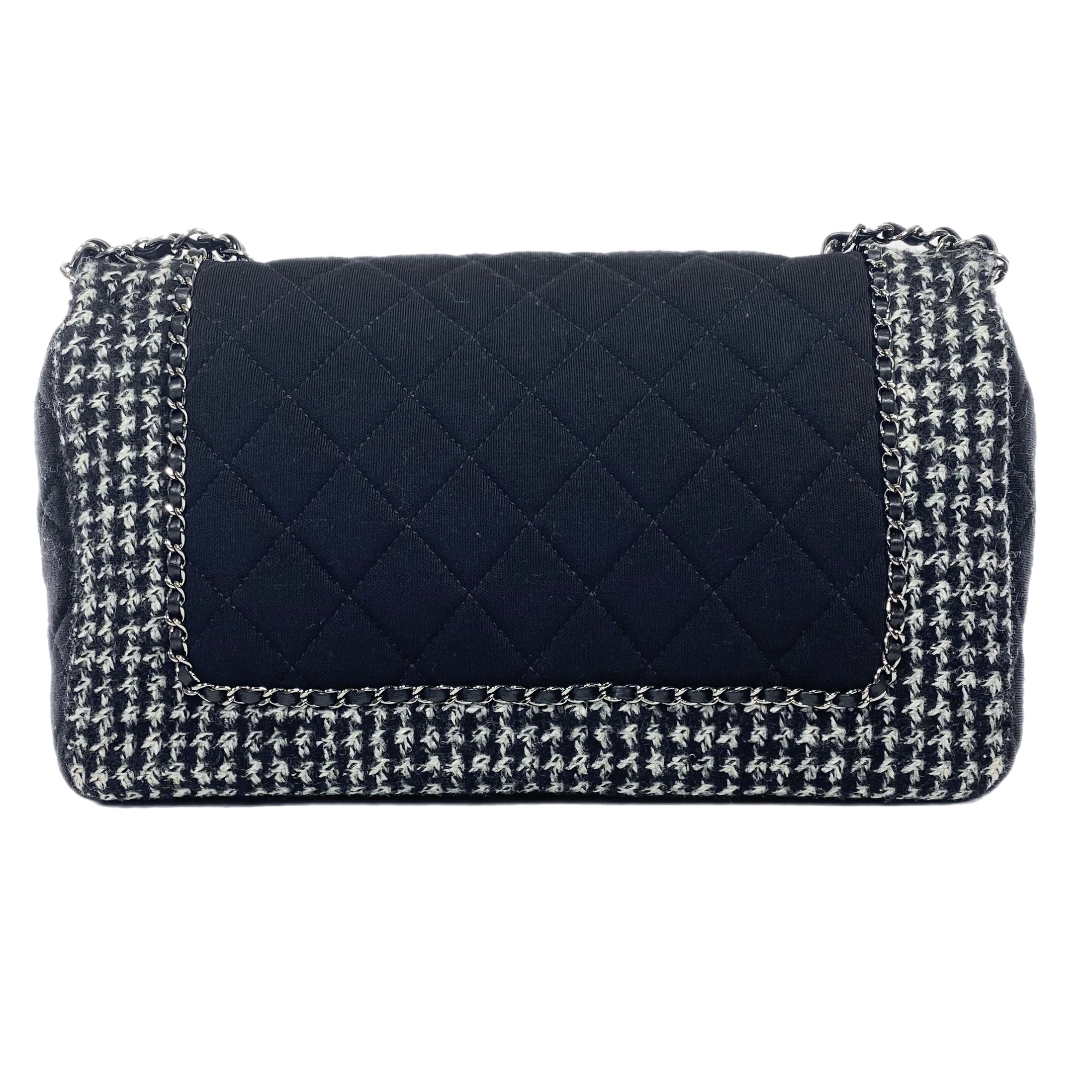 Chanel Grand sac à rabat matelassé en tweed et jersey noir et écru