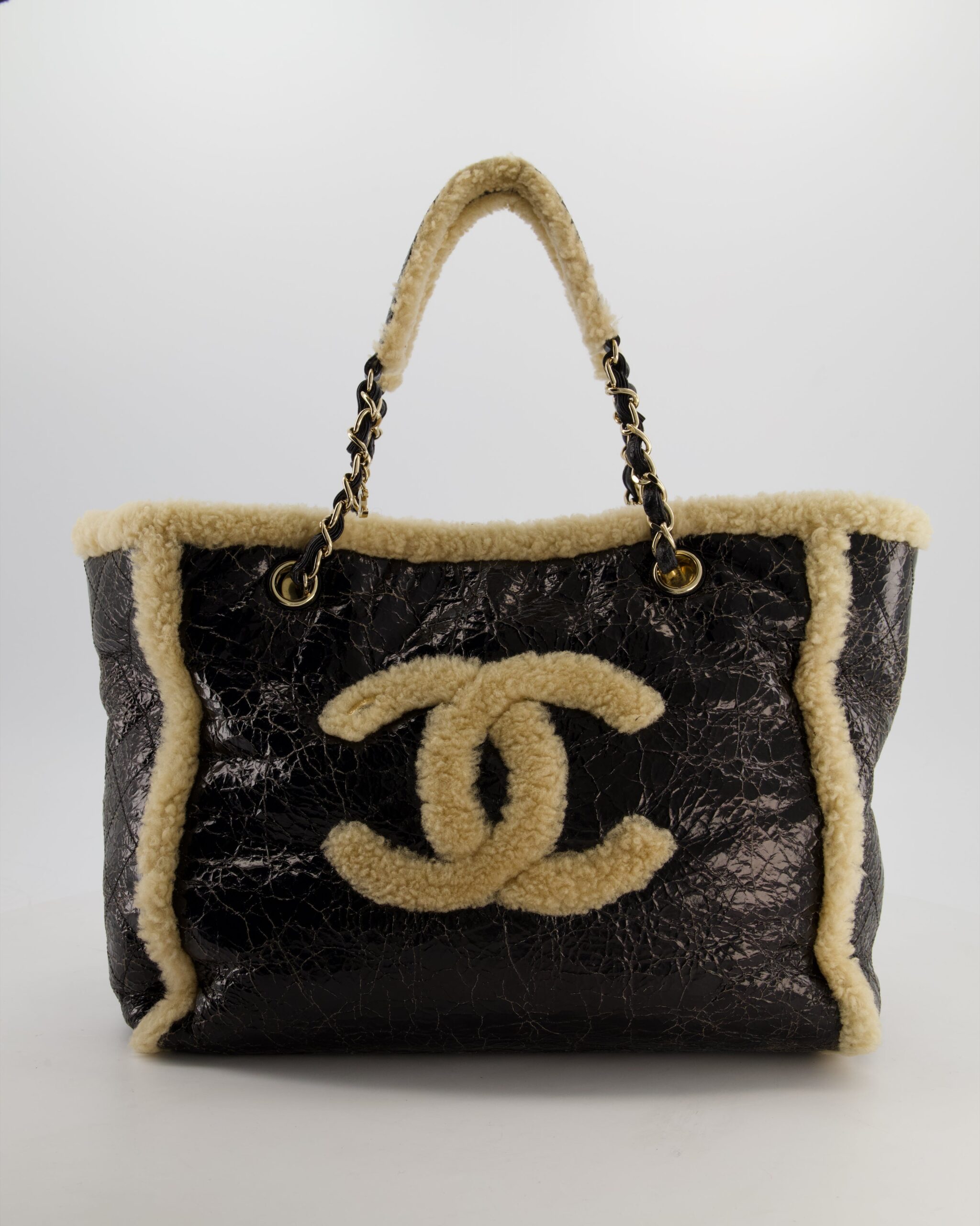 Chanel Cabas Deauville CC Mania en peau lainée froissée brillante noire avec quincaillerie or champagne