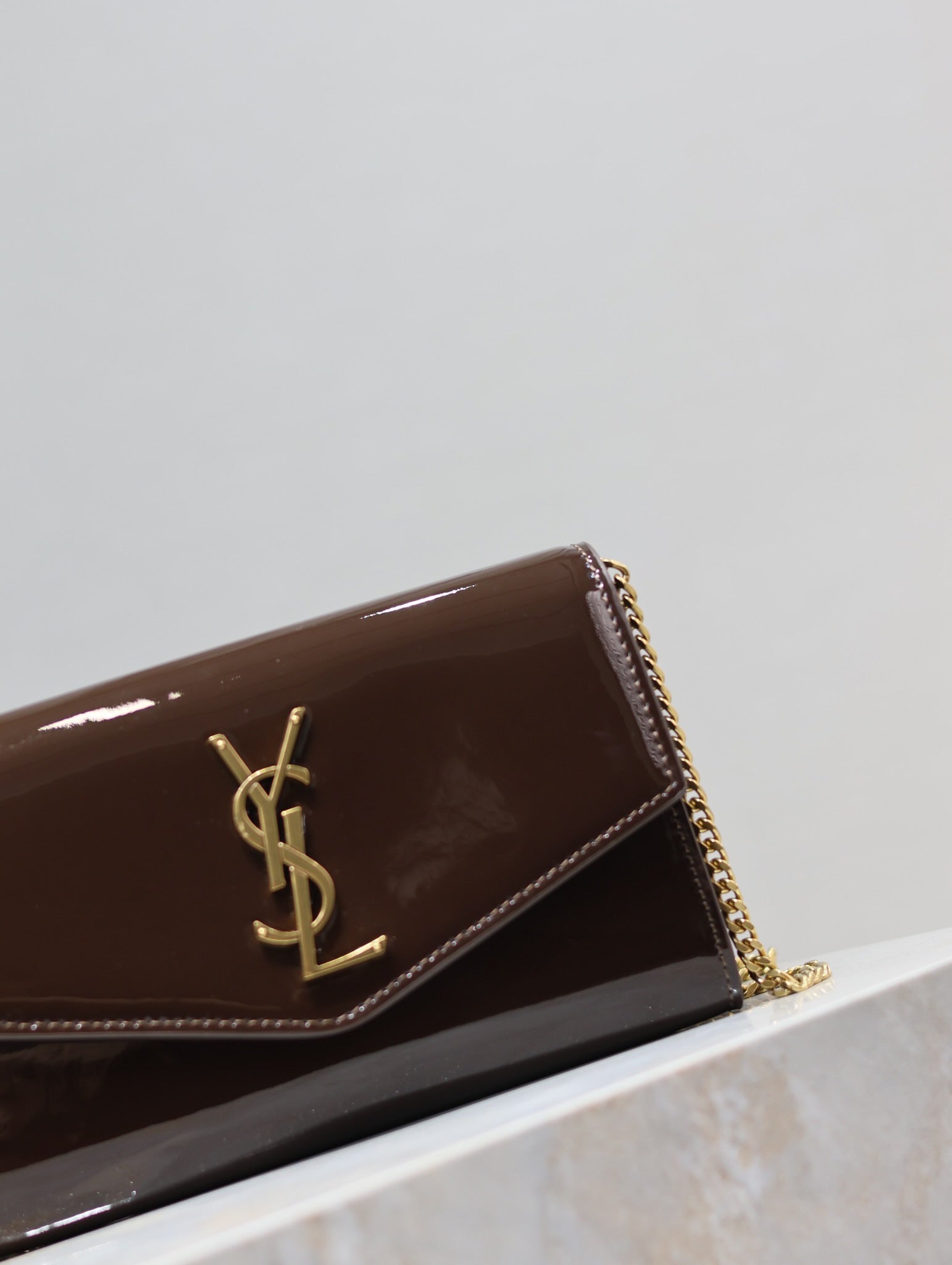 uptown chain wallet 19cm dark brown cuir verni veau