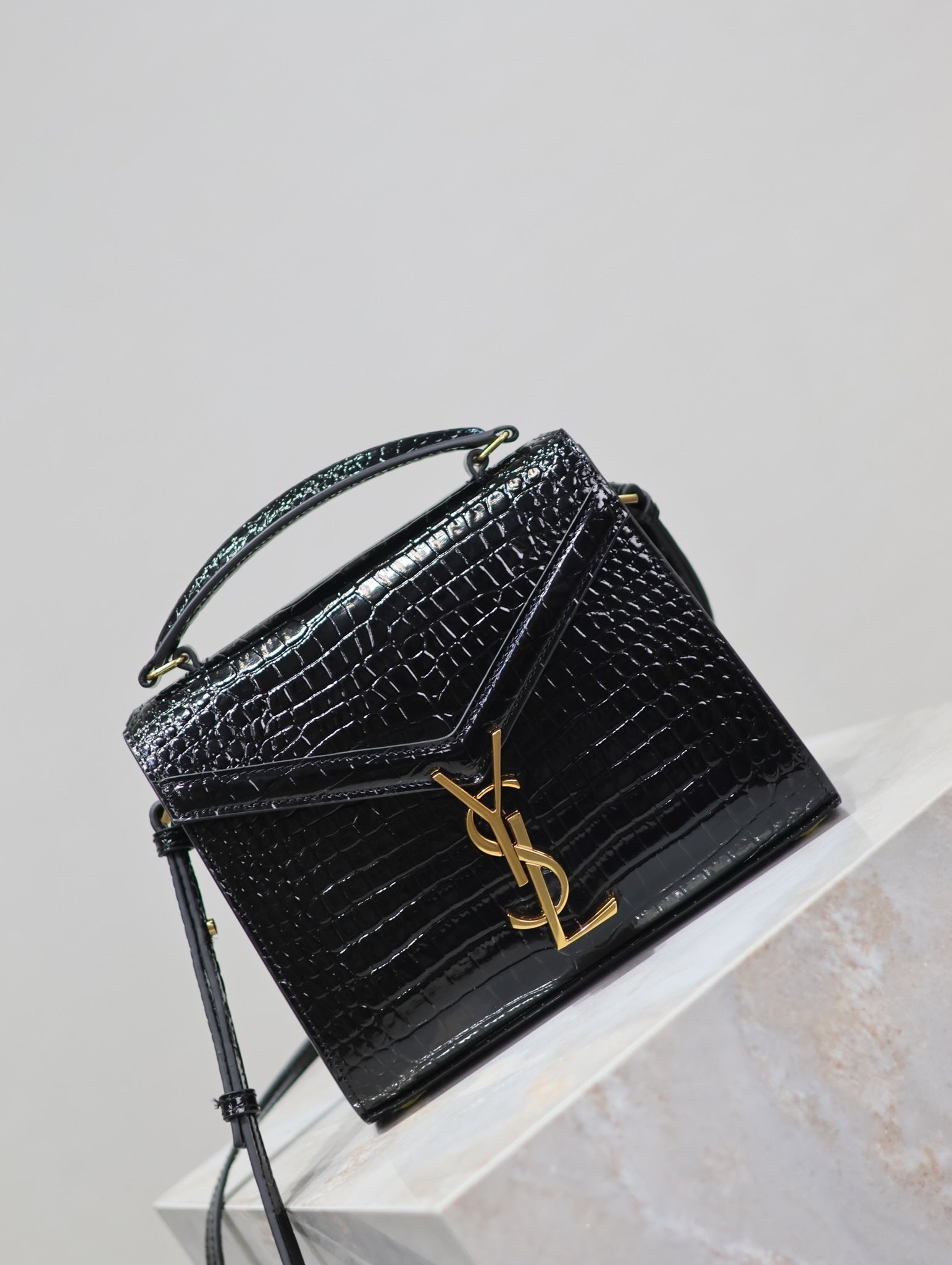 CASSANDRA Mini TOP HANDLE BAG 20 IN Noir CROCODILE-EMBOSSED GLOSSY Cuir de veau