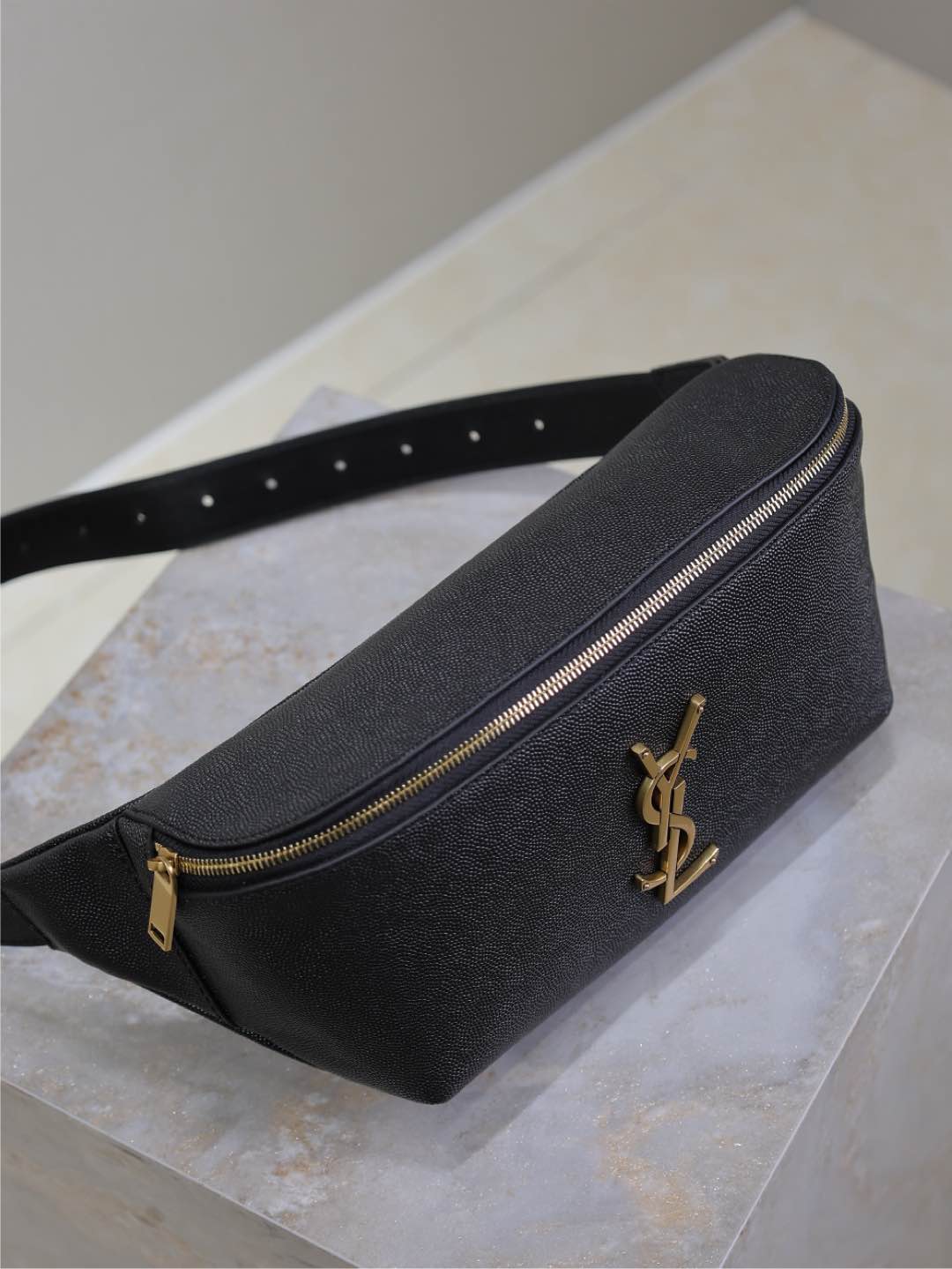 CLASSIC Sac bandoulière 25 IN Noir CAVIAR Cuir Doré LOGO