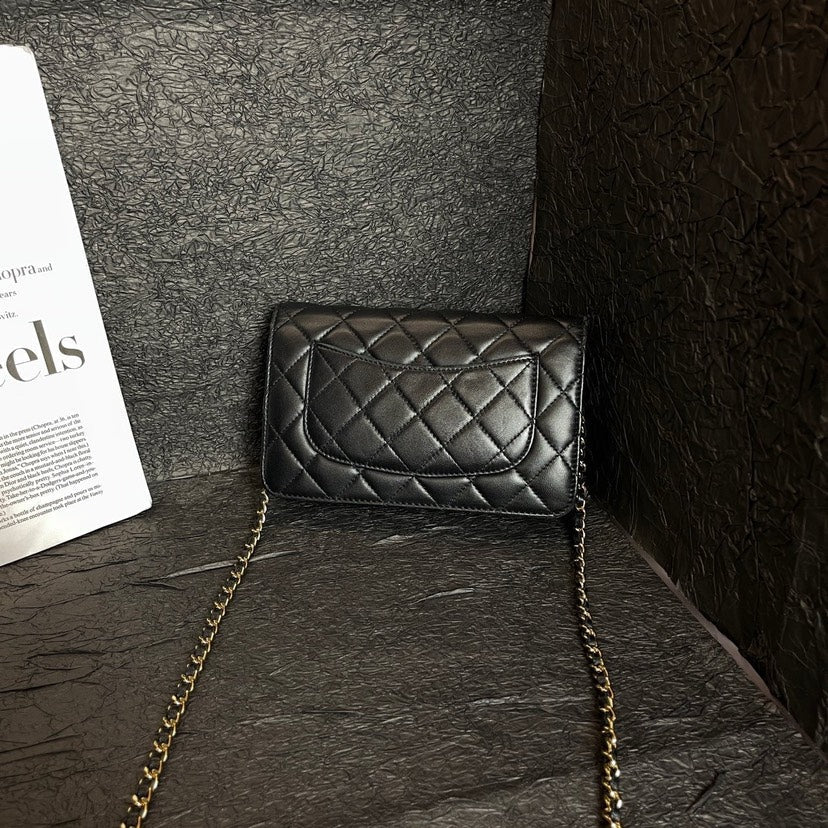 Sac bandoulière Chanel WOC en Cuir matelassé Noir Doré avec bandoulière chaîne